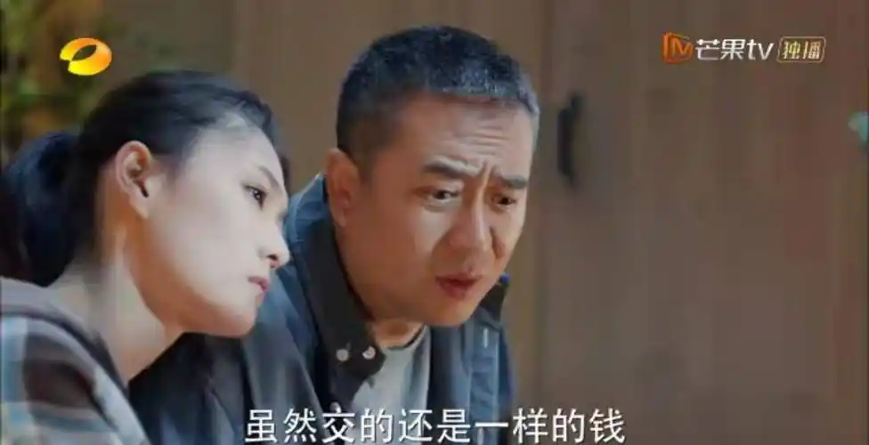 张嘉译驼着背从酒吧里走出去的