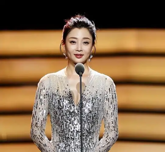 演员殷桃:前夫被判入狱,42岁身材如少女,至今感情状况成谜