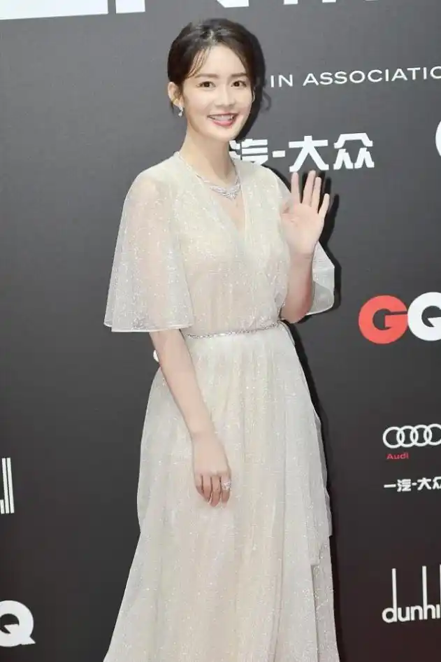 李沁的清新淡雅总是看不腻穿v领长裙仙气飘飘谁看了不心动