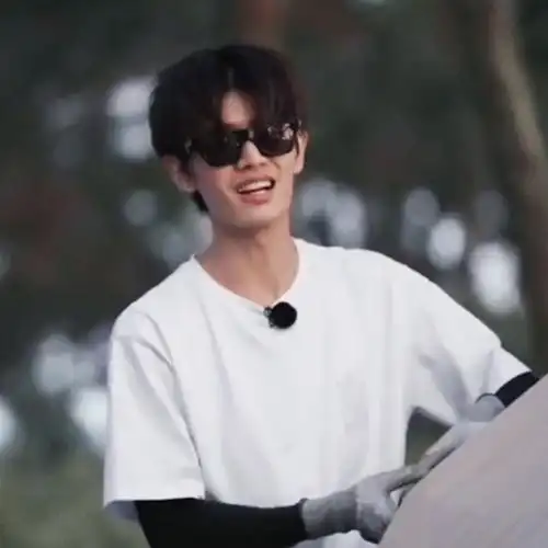 悄悄打工,然后惊艳所有人@任嘉伦allen    搬砖小超头像 | 任嘉伦