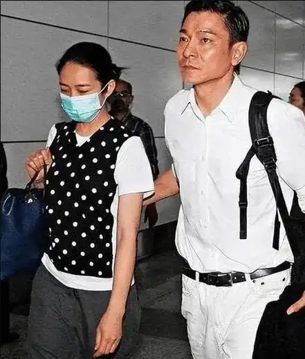 网传58岁朱丽蒨怀二胎,62岁刘德华三字回应,评论区信息量好大