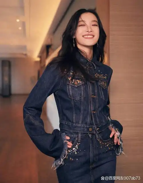 倪妮身着牛仔套装自在随性 秀s型身材曲线妩媚迷人