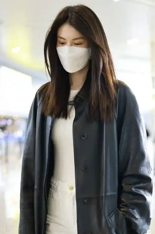 何穗上海机场出发,穿纯色大衣时尚洋气