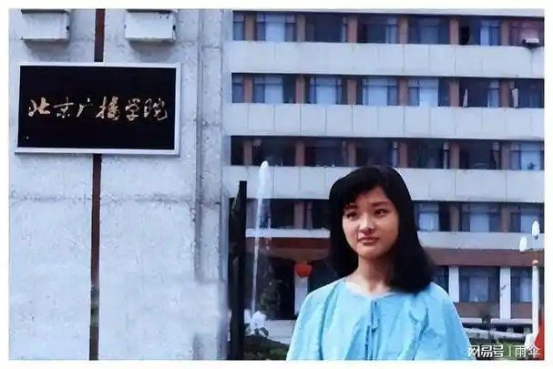 这一次,56岁的周涛,走上了和董卿"截然相反"的道路