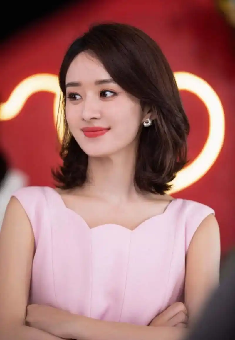 赵丽颖一袭粉裙,清纯俏丽,温柔甜美,少女感十足!