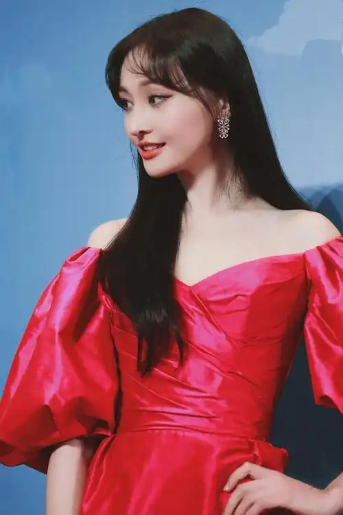 郑爽最新写真造型曝光穿玫红露肩短裙靓丽温暖又婀娜多姿