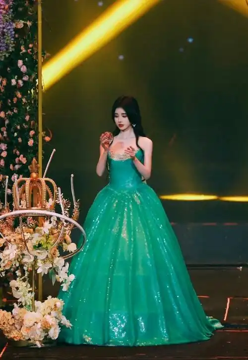 鞠婧祎绿色礼服裙##鞠婧祎是在逃公主吧