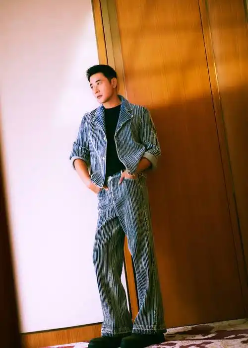 罗晋晒照庆41岁生日,阳光帅气似少年,与唐嫣感情甜蜜惹人羡_社交_平台