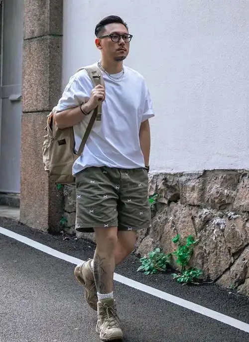 四五十岁男人的夏日"反油腻"秘诀:衣宽松,色不花,多戴棒球帽