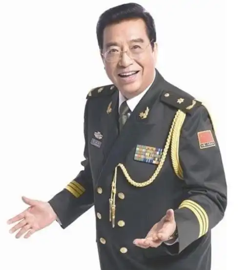 而且,李双江长的魁梧伟岸,一身军装英姿飒爽,是妇孺皆知的美男子.