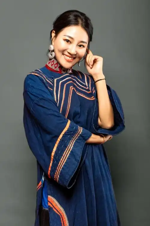 人美歌甜的海来阿卓歌手#彝族#彝族歌手#彝族婚纱摄影