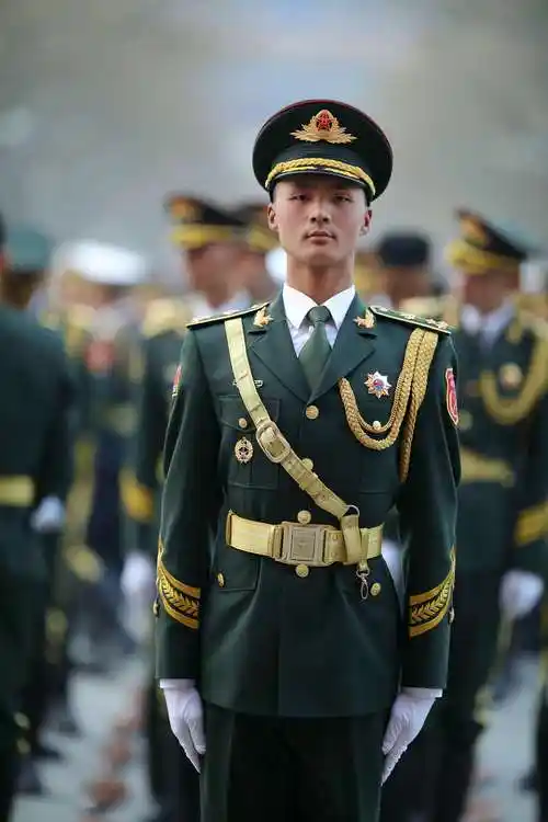 其它 闪亮的那一抹绿——军装 写美篇也许并不修身, 照样勾勒出军人的