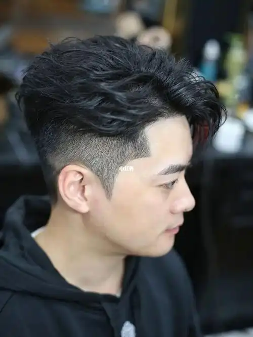 男士三七分复古发型一直是比较流行的男士发型造型款式,不管是现在