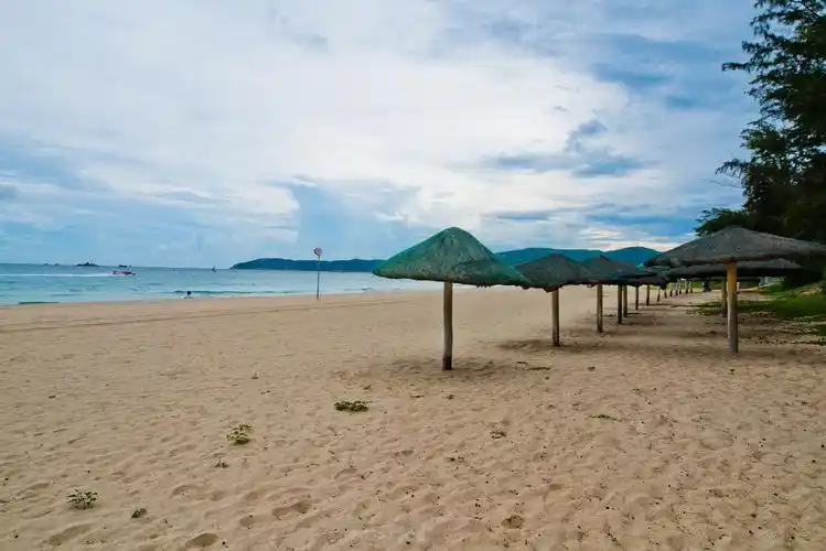 距离三亚凤凰机场约40-50多分钟车程,距离蜈支洲岛约30分钟车程,距离