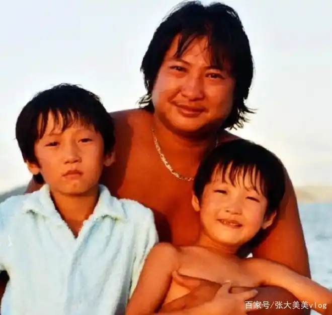 洪金宝祖孙三代庆70岁生日,儿子洪天明晒老照片,感慨万千!