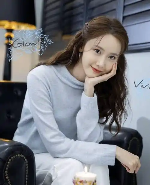 原创30岁林允儿终于营业新造型蛋卷发配高领针织毛衣依旧清纯风