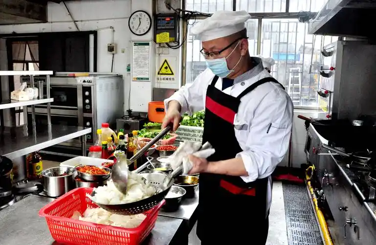 【图片说明】上午10:30分,大厨师开始忙于炒菜.