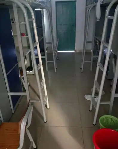 宿舍的日常05惠州光正实验学校光正实验学校宿舍是6个人设施包括独立