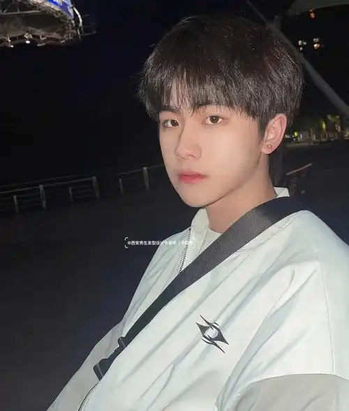 两侧铲短镂空鬓角留长,顶部剪出层次蓬松,刘海要长要碎,发质柔顺有