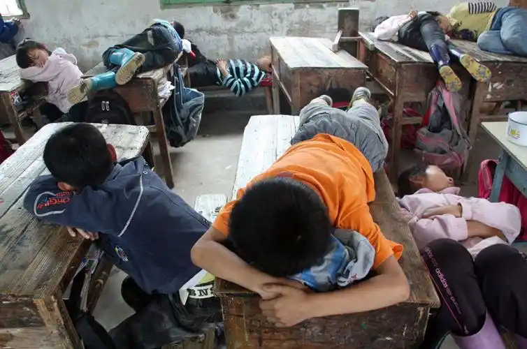 你小时候上学这样睡过吗?