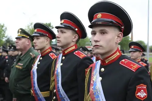 国防部长祝贺乌苏里斯克苏沃洛夫军校成立75周年