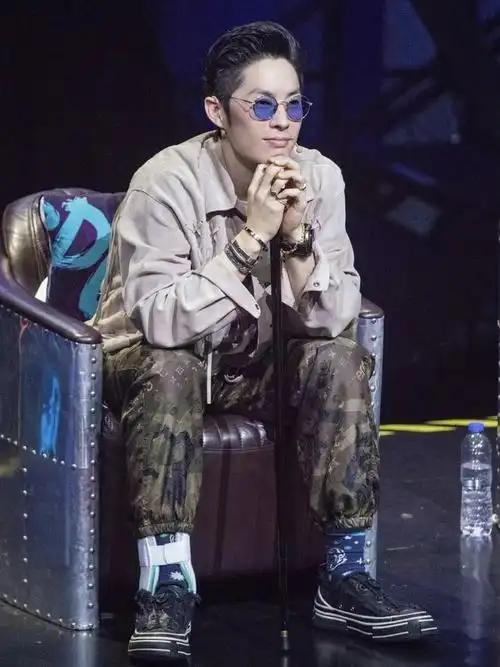 年少不知吴建豪的魅力,现在看他穿破布都帅!