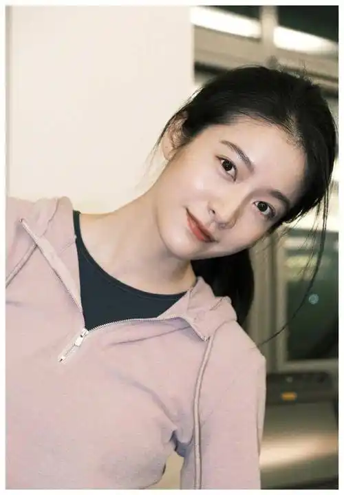 张雪迎美照分享:妆容精致,身姿挺拔,令人羡慕!_健身房_照片_未来