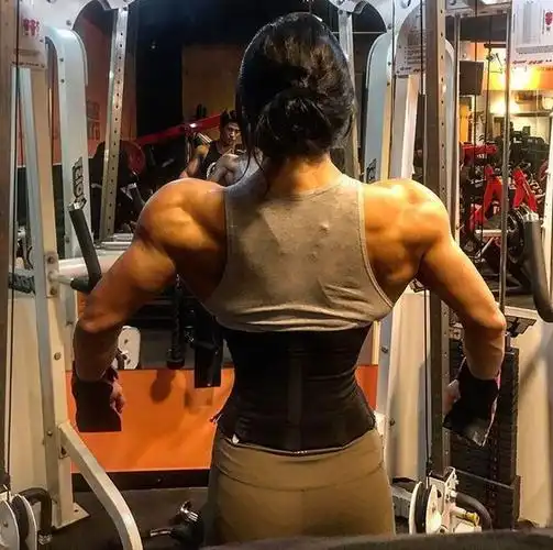 140斤健身悍女背阔肌比李小龙还猛因神似霍思燕走红网络