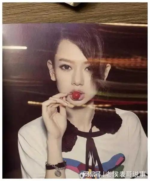 戚薇刚出道早期海报曝光她的美丽让人惊叹