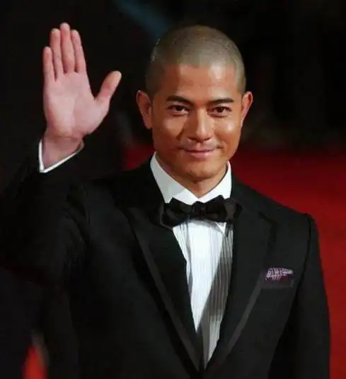 郭富城光头的造型并不是很多,小编找了一张当初他当年出席金马奖的