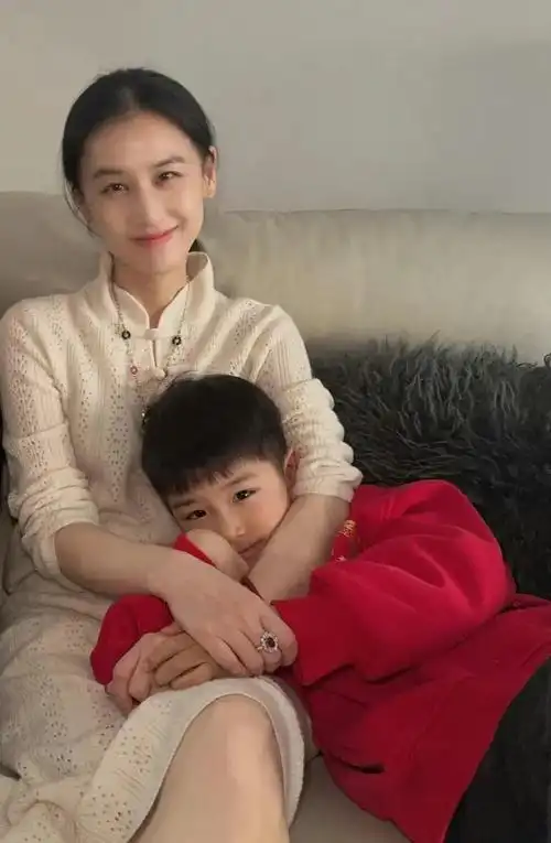 最后,黄圣依也不忘分享一张个人美照,已经年过四十的她依旧美艳动人