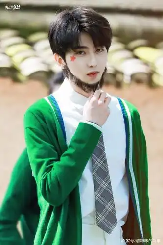 蔡徐坤络腮胡造型的照片不显粗旷还有点可爱,看样子玩的很开心