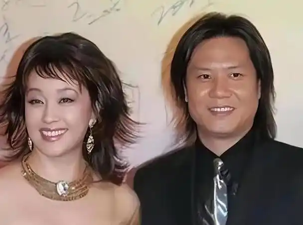 2005年,刘晓庆53岁,而她丈夫阿峰才46岁,但是阿峰不再想和刘晓庆过