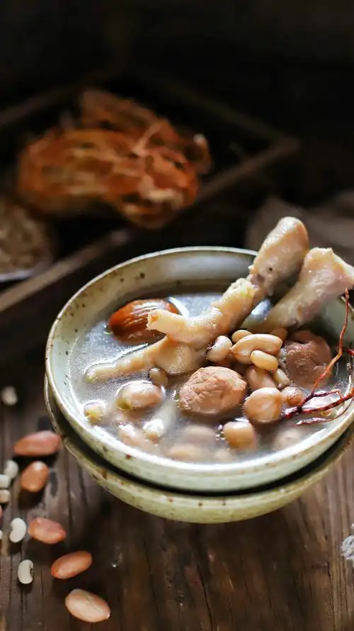 广东老火汤,五指毛桃花生眉豆鸡爪猪展汤