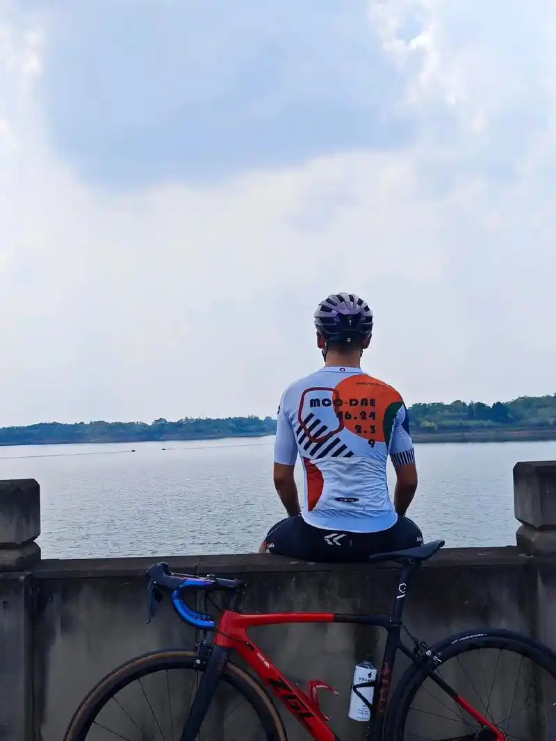 逆光而行,只剩背影!#骑车看风景 #保持热爱奔赴山海 - 抖音