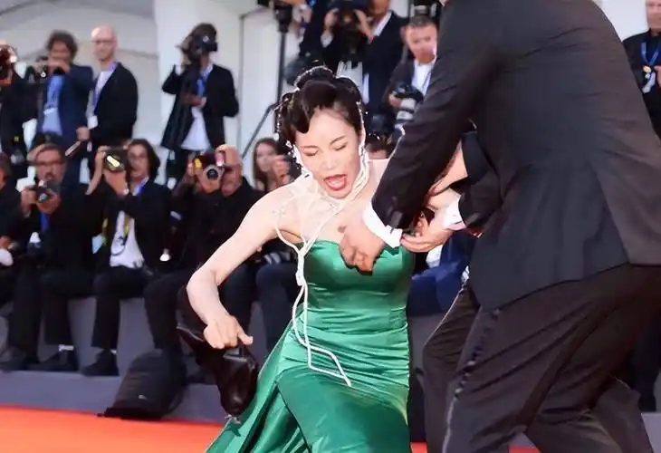 羽毛围身,上衣缺失,红毯女星尴尬满满,网友表示:辣眼睛_裙子_时尚