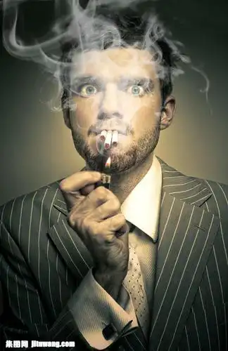吸烟的西装男子