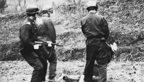 1983年严打期间集体枪决现场武警持81式自动步枪顶犯人后脑壳