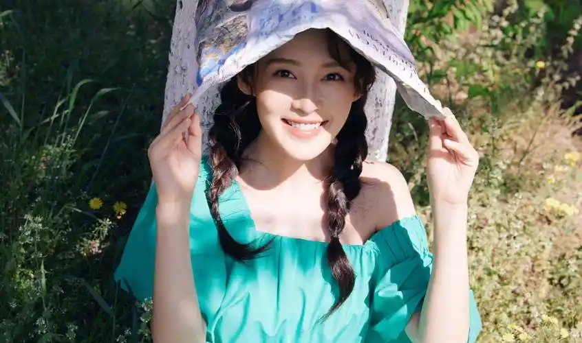 "薛宝钗"李沁绿色短裙,展现苗条身材和迷人笑容,"沁"人心扉_薄荷味