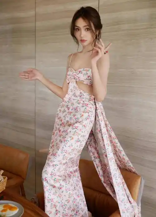 谢可寅晒生日写真,穿吊带抹胸碎花裙,清新灵动 肤白若雪 美艳性感