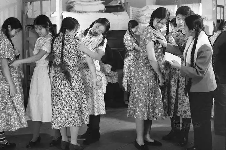 中国校服史 | 我们的校服是怎么一步步变丑的_年代