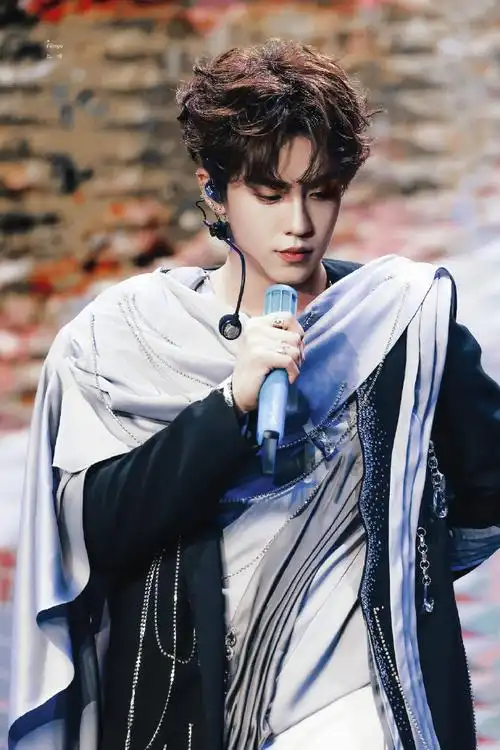 余景天全耳贴钻妆##余景天红唇小烟熏##余景天上海演唱会