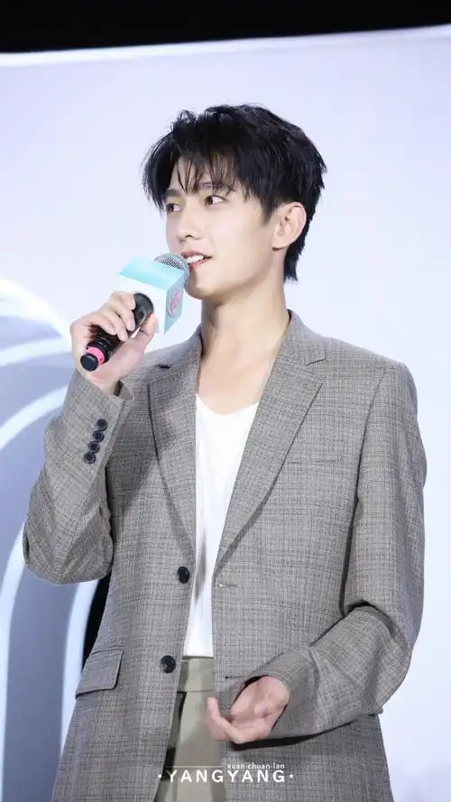 杨洋线下活动人气##杨洋金扣西装#杨洋超话@杨洋这个状态,帅得惨绝