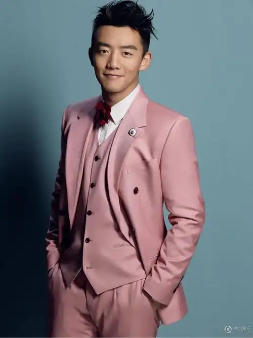 照片中郑恺时而展现迷人微笑,时而又露出酷劲十足的表情,修长的线条