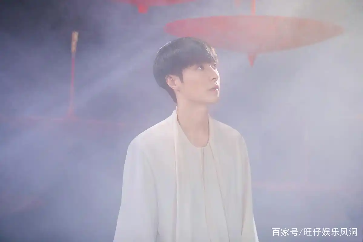 张艺兴首次在节目中展示自己的桌面锁屏是exo,团魂一直在心底