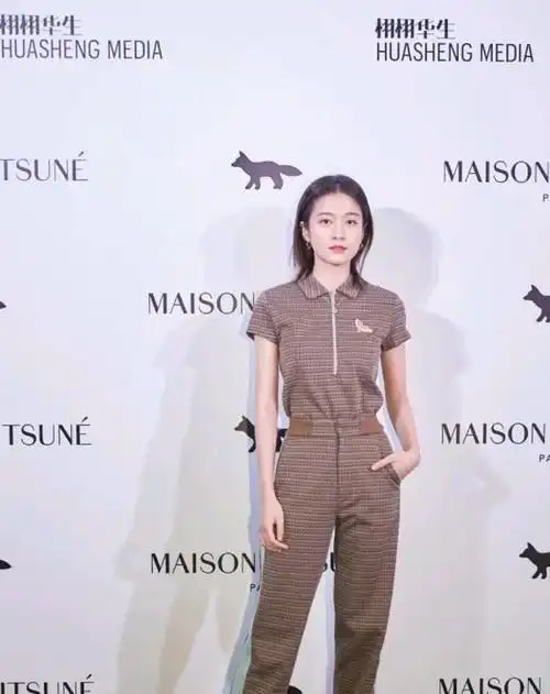 22岁张雪迎穿亮片吊带裙优雅又时尚美丽笑起来可真迷人