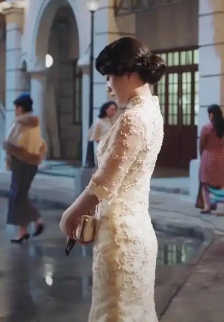 张雪迎首次尝试旗袍造型,"旗袍配貂"明艳又娇俏,美得惊艳时光