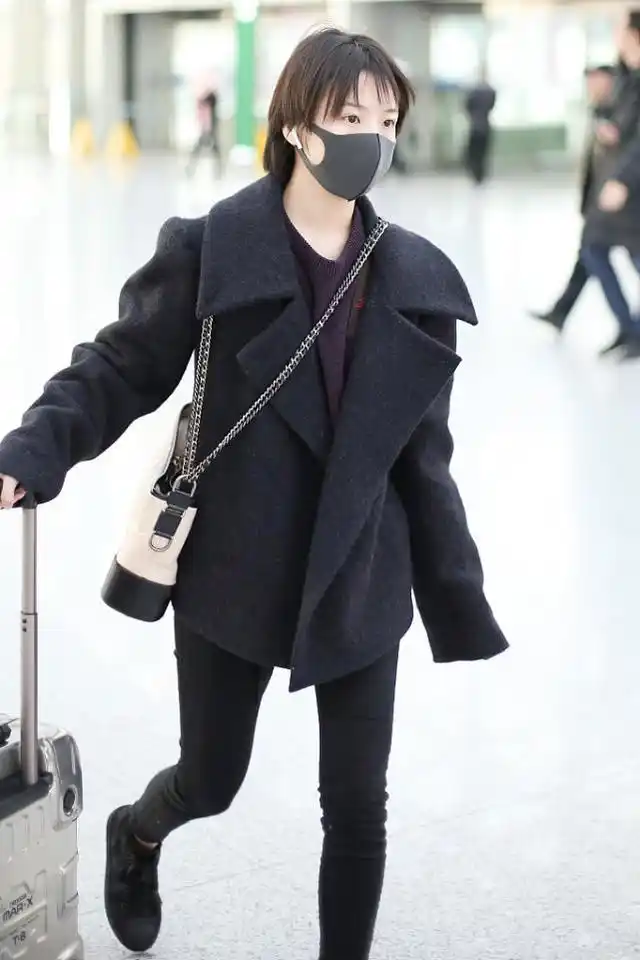 李庚希短发现身,一身黑气场十足,双腿细得让人羡慕