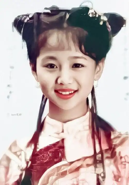 杨紫长得并不丑,可能只是没有其他女明星那般惊艳,而且杨紫小时候长