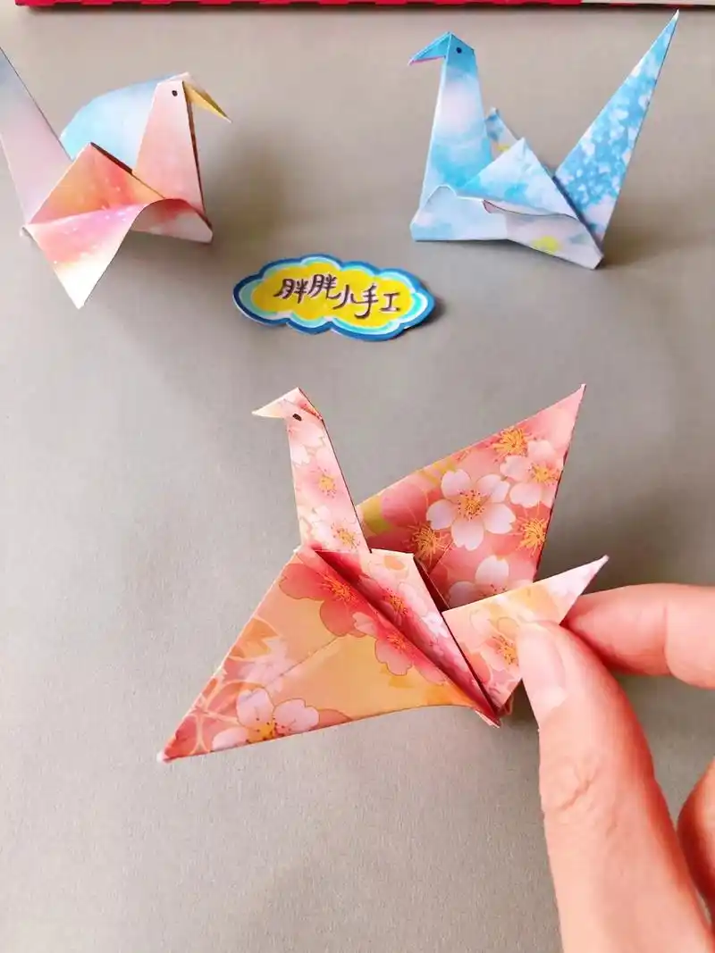小时候经常折千纸鹤串起来挂风铃,你还记得 - 抖音